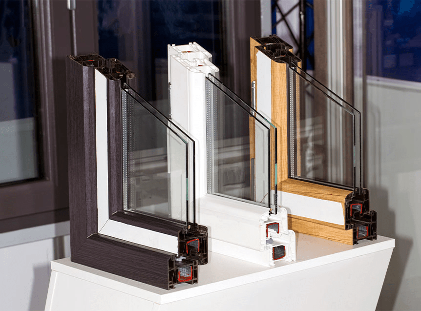 Sección de distintos tipos de ventanas con marcos de diferentes colores y acabados, exhibiendo su estructura interna y el vidrio.