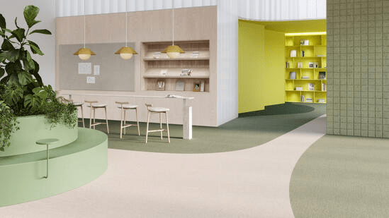 Interior de un espacio moderno que incluye una zona de asientos con sillas y mesas, decorado con elementos naturales como plantas y una pared de color amarillo claro, resaltando un diseño acogedor y funcional.