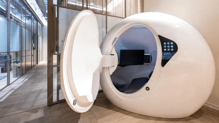 Pod de siesta en forma de huevo en corredor de oficina